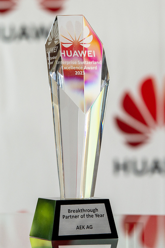 Bild des Awards, Glassskulptur mit Gravur des Huawai-Logos und Text Entreprise Switzerland Excellence Award 2023, Sockel mit Text Breakthrough Partner of the Year 2023