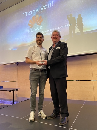 Sandro Nunes (Leiter Sales & Solutions) und Stefan Monbaron (Bereichsleiter ICT) mit dem Breakthrough Partner of the Year 2023 Award in der Hand